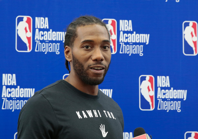 格雷米奥扳平后，主帅梅内塞斯与球迷发生口角并向其竖中指（格雷米奥追平后，主帅梅内塞斯与球迷争执并比中指）