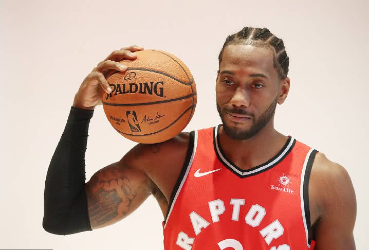 胸有激雷而面如平湖者可拜上将军！卡斯尔进关键2罚 马刺3分领先（心有惊雷面如止水，方配上将之名！卡斯尔关键两罚命中，马刺领先3分）