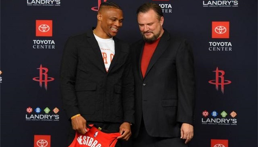 这大坏蛋！海港队庆祝夺冠时，蒋光太扒掉了古斯塔沃的裤子（庆冠夜笑翻场：海港队庆祝时，蒋光太恶作剧拉下古斯塔沃的球裤）