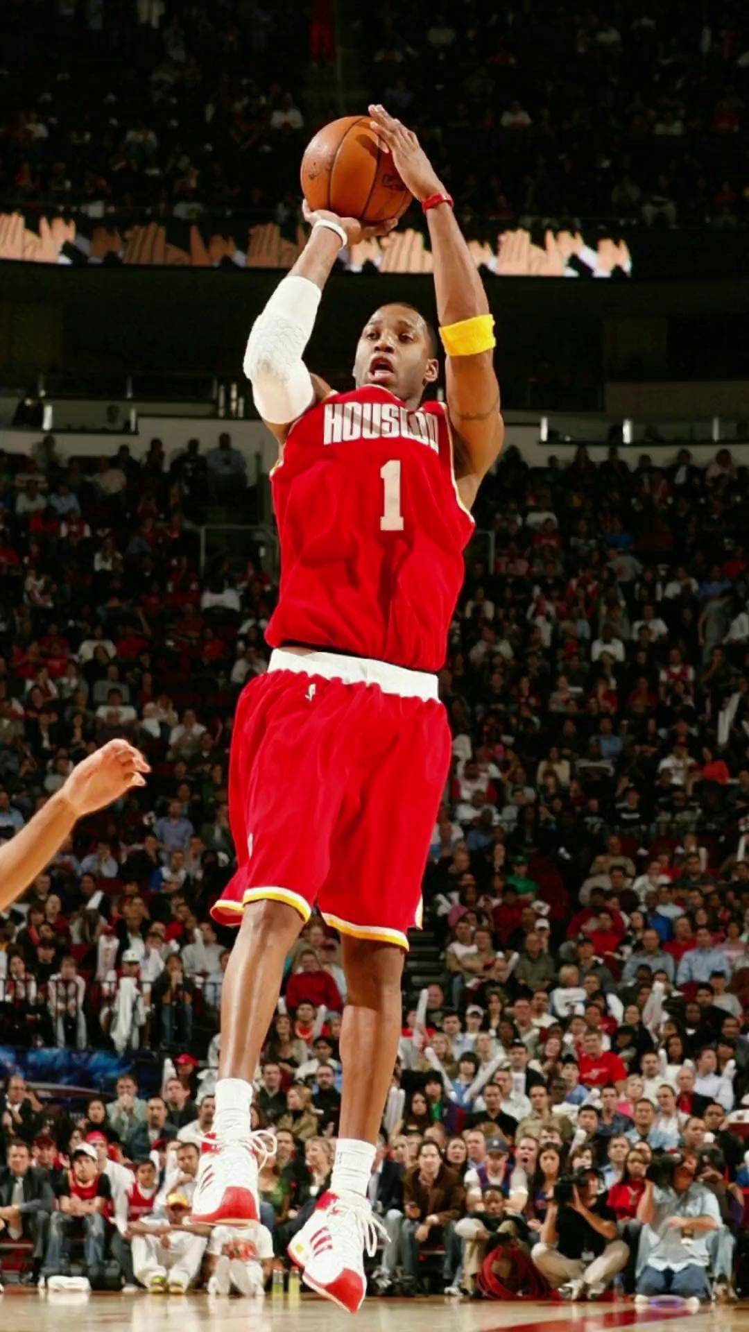 王哲林在比赛中展现惊人篮板能力（王哲林在赛场上展现出惊人的篮板统治力）