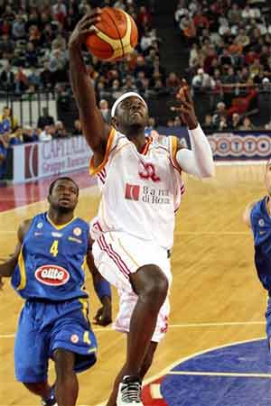 杜兰特篮下补篮，逆转比赛（杜兰特补篮扭转战局）