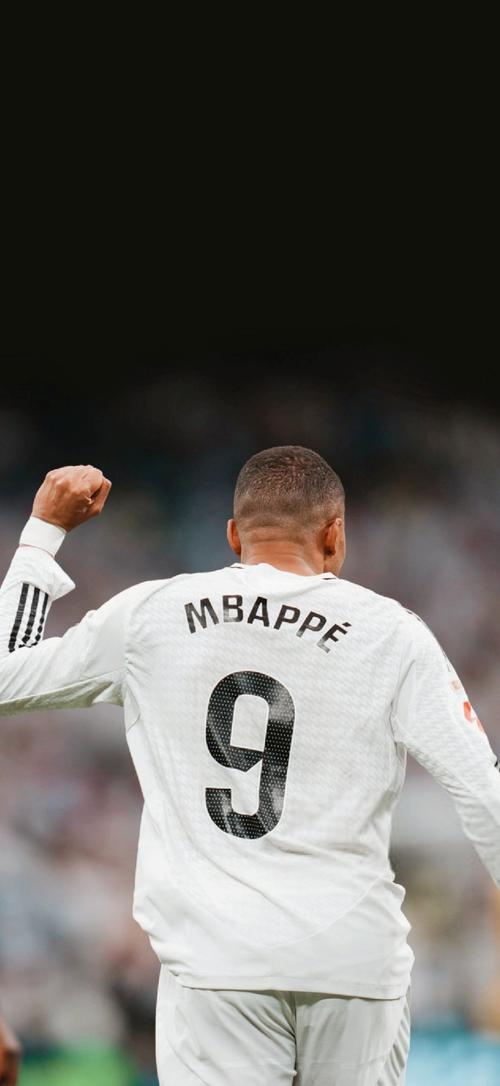 南通发布：苏超南通队载誉而归，3000多名球迷迎接城市英雄（南通发布：苏超南通队凯旋，三千余球迷迎接城市英雄）